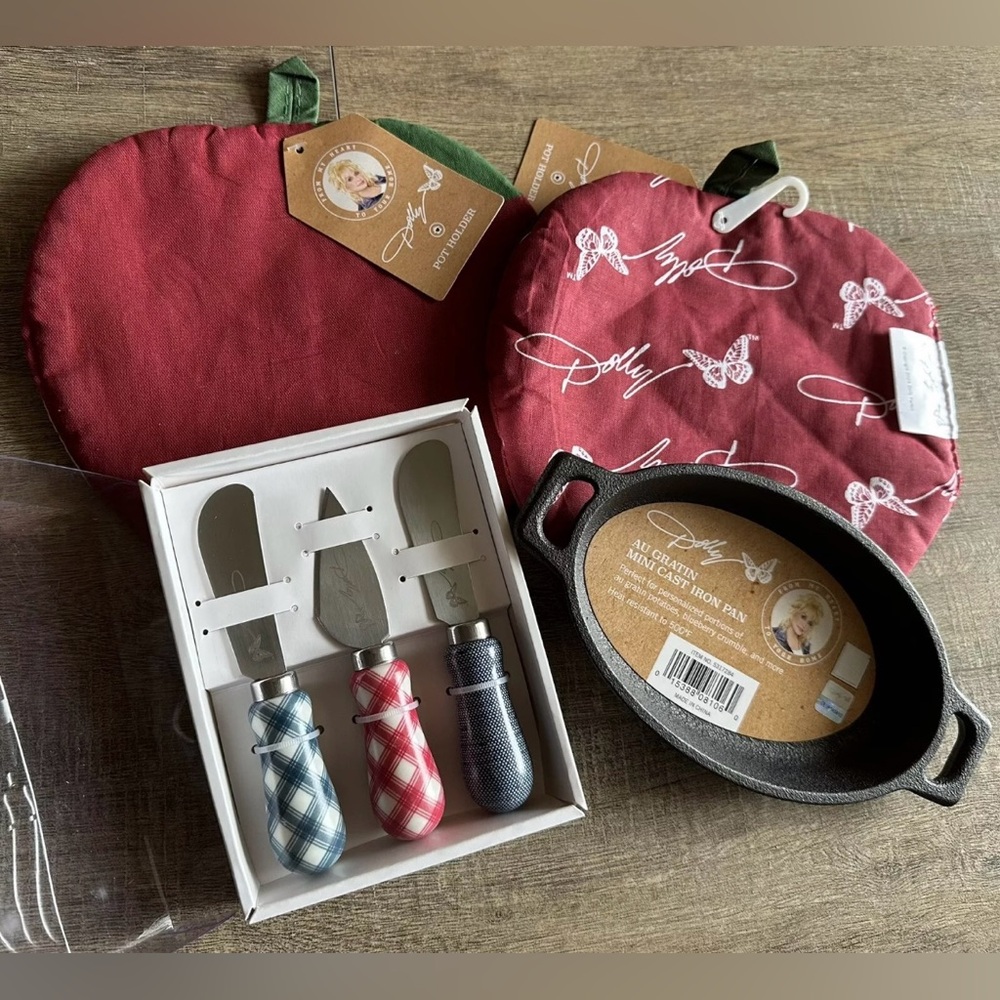 Dolly Parton’s Au Gratin Mini Cast Iron Pan-3 Cheese Spreaders-2 Pot Holders - Picture 9 of 9